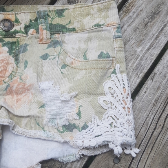 FLOWERED Denim shorts - Picture 2 of 4